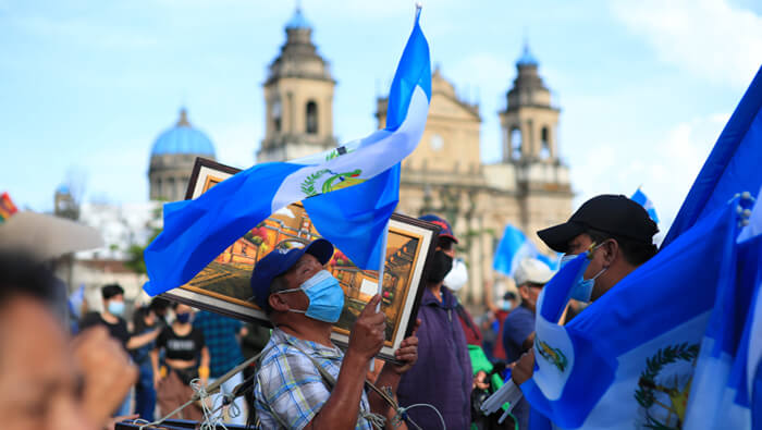 Con pancartas contra el mandatario, los manifestantes se concentraron frente al Palacio Nacional de la Cultura para exigir la dimisión de Giammattei.