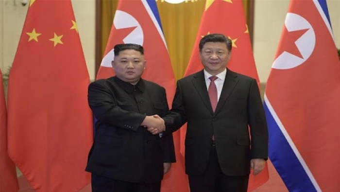 Xi Jinping puntualizó que “el camarada secretario general Kim Jong Un y yo nos hemos reunido muchas veces para (…) el desarrollo de las relaciones entre las dos partes y los dos países”.