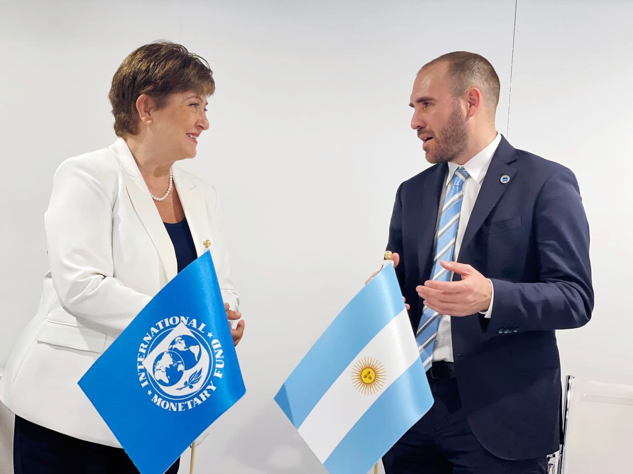 El FMI manifestó su intención de apoyar a Argentina para enfrentar la balanza de pagos y alcanzar estabilidad económica.