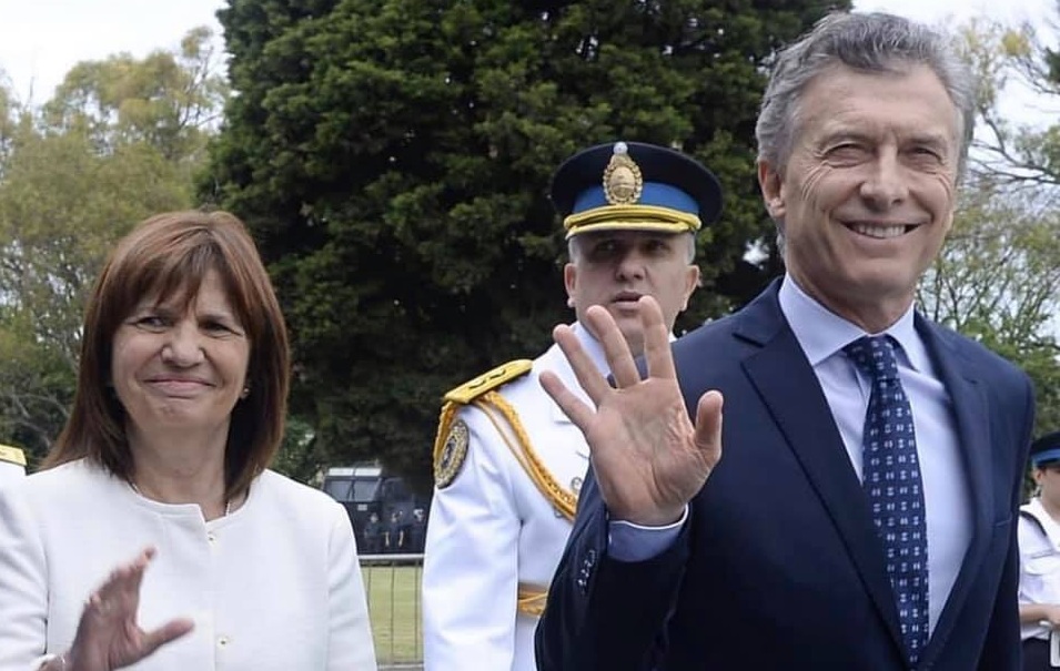 El entonces presidente Mauricio Macri junto a la ministra de Seguridad, Patricia Bullrich, serían los máximos responsables del envío de armas al Gobierno de facto boliviano.
