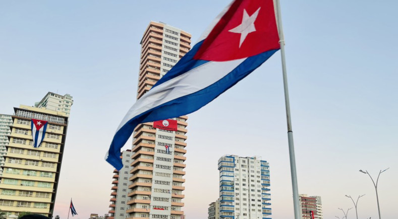 Miles de cubanos gritaron: ¡Qué viva Cuba soberana, independientemente y socialista.