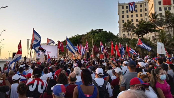 Ciudadanos cubanos se manifiestan este sábado en rechazo a los intentos desestabilizadores de los últimos días.