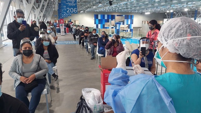 Autoridades sanitarias peruanas señalan que el el 12.5 por ciento de la población ya ha sido inmunizada.