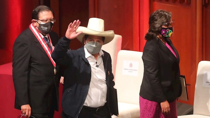 El nuevo presidente de Perú, Pedro Castillo, gobernará al país con un 53 por ciento de aprobación de una muestra de sus ciudadanos.