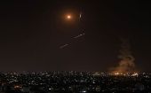 Misiles israelíes sobrevuelan el territorio palestino antes de impactar supuestas posiciones de Hamas.