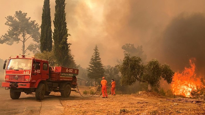 Unas 4.000 personas se encuentran realizando labores de extinción y de rescate en la región sur de Turquía.