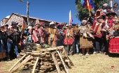 En Bolivia el ritual de agradecimiento a la "Pachamama" inicia con la preparación de un altar con ofrendas a cargo de amautas o sabios espirituales.