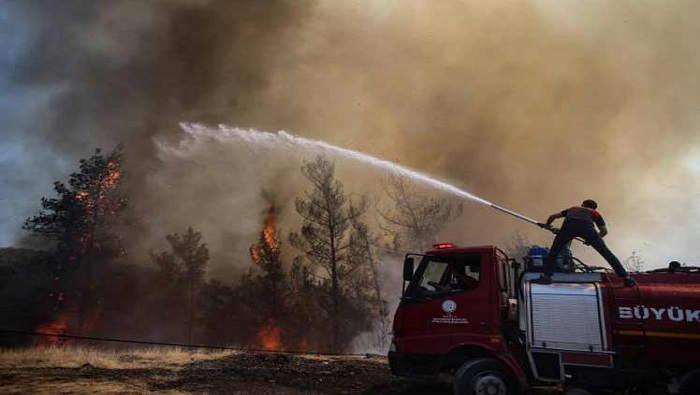 Bomberos y voluntarios de Turquía hacen frente a los incendios, que afectan sobre todo a zonas del sur y oeste del país.
