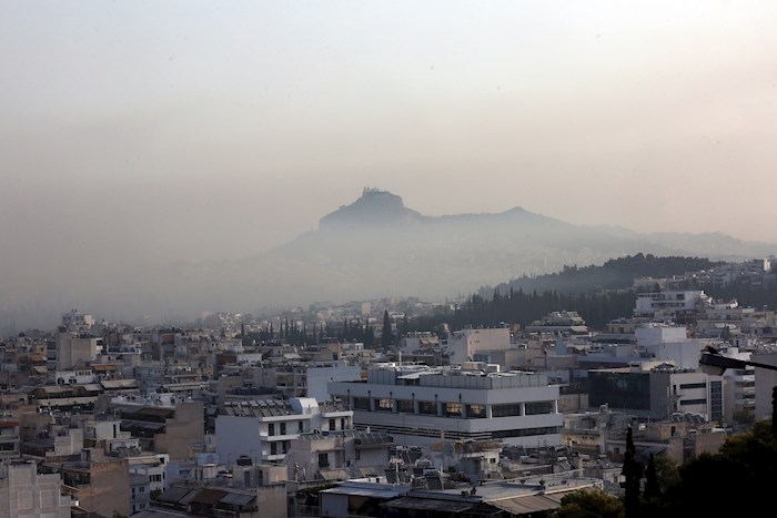 El humo de los incendios forestales ha llegado hasta la capital griega, Atenas, y no se prevé que se detengan debido a las altas temperaturas del verano y los vientos predominantes.