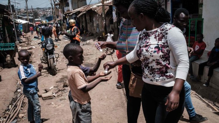 Las condiciones de extrema pobreza y el incumplimiento de protocolos sanitarios inciden en el alza de contagios en África.