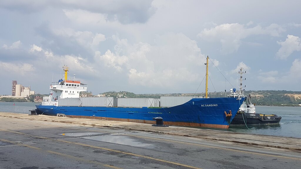El buque Augusto César Sandino llegó al puerto del Mariel con 30 contenedores cargados de alimentos.
