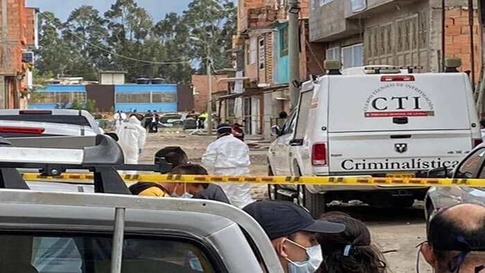 Las autoridades policiales realizan las investigaciones para dar con los asesinos y autores de la masacre en el barrio de la localidad de Soacha.