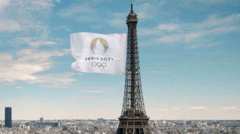 La nueva sede de la justa veraniega se prepara para izar la bandera de los olímpicos, aviones militares recorren los cielos parisinos y se pintan con los tonos de la bandera