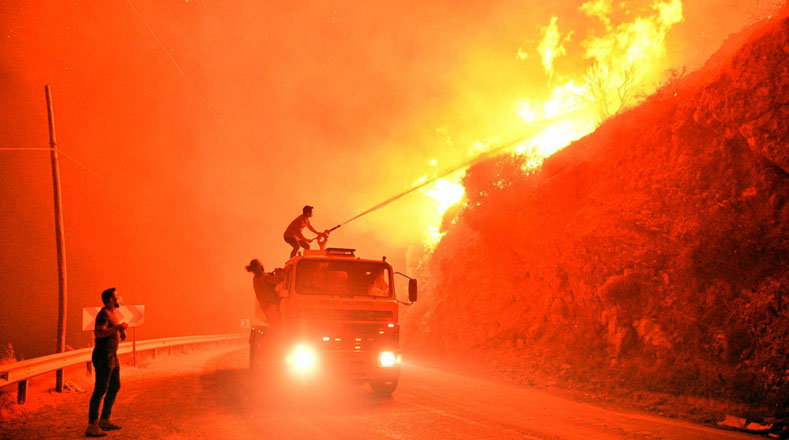Turquía se enfrenta a peligrosos incendios forestales en la provincia de Mugla, en las ciudades de Milas y Koycegiz. Sin embargo, el ministro de Agricultura y Silvicultura, Bekir Pakdemirli, aclaró que estos son los últimos en el país, luego de haber controlado los demás.
