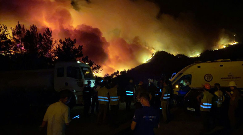 Uno de los mayores riesgos se registró cuando un incendio afectó parte de la Planta Termoeléctrica Kemerkoy, por lo que fueron evacuadas casi 9.000 personas y llevadas a zonas seguras. Estos 240 incendios han dejado más de 160.000 hectáreas quemadas y al menos ocho fallecidos