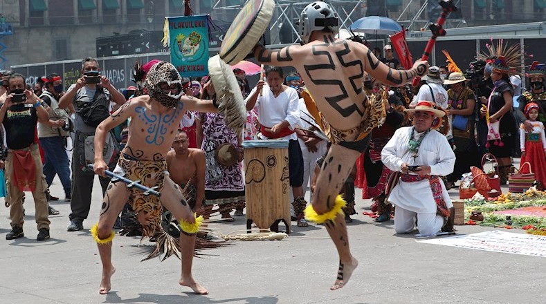 La explanada del Zócalo de Ciudad de México se llenó con flores, rezos, danzas y rituales para también reclamar la memoria del último día de libertad de los pueblos originarios.
