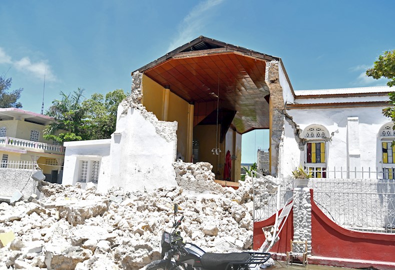 La ciudad de Les Cayes, con al rededor de unos 100.000 habitantes, es el centro urbano más afectado por sismo.