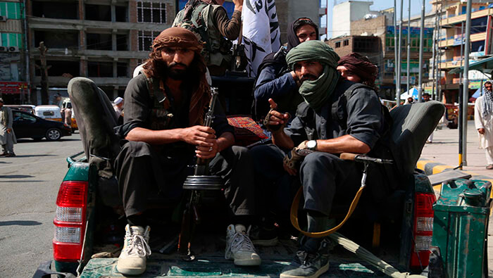 Miembros de las fuerzas talibanes patrullan la capital afgana.