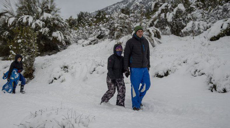 Un manto blanco cubre varias calles y zonas rurales de la ciudad de San Carlos de Bariloche en la región de la Patagonia, Argentina, donde finalmente llegó la esperada nieve para el disfrute de la población.