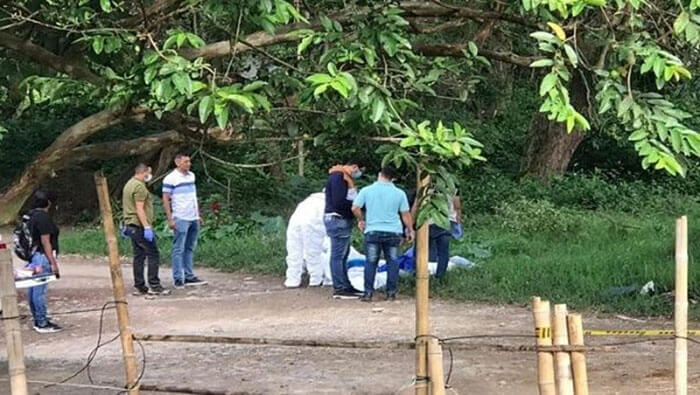 Funcionarios de la Fiscalía y la Policía investigan el asesinato de los hermanos Pechene Arteaga.