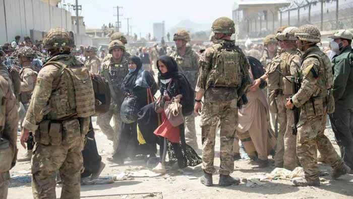 Soldados británicos ayudan a controlar la multitud cerca del aeropuerto de Kabul.