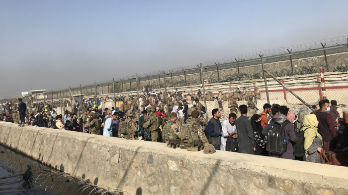 Fuerzas extranjeras en la puerta de entrada del aeropuerto internacional de Kabul.