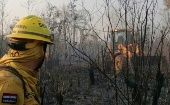 Más de 100 bomberos y guardabosques continúan intentando combatir las llamas.
