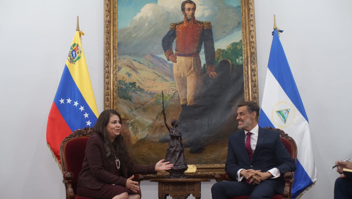 El canciller venezolano y la embajadora de Nicaragua revisaron distintos temas de interés binacional.