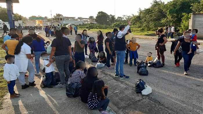 Funcionarios del Conamigua atienden a migrantes centroamericanos en el puesto fronterizo de El Ceibo.