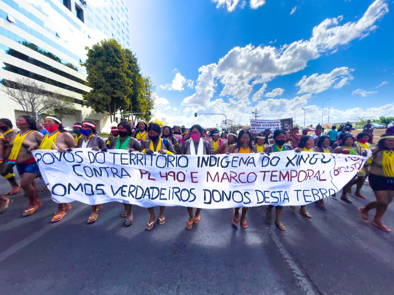 A la sede del STF en Brasilia continúan llegando indígenas de distintas regiones del país en rechazo al Marco Temporal.