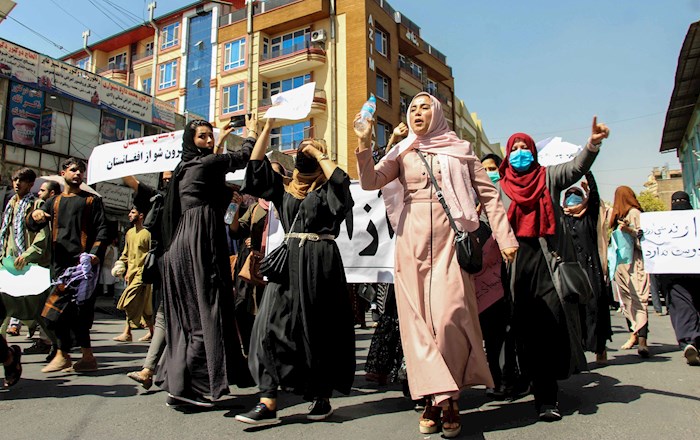 La protesta en Kabul habría sido dispersada por la presencia de las fuerzas militares talibanas quienes relizaron disparos al aire.