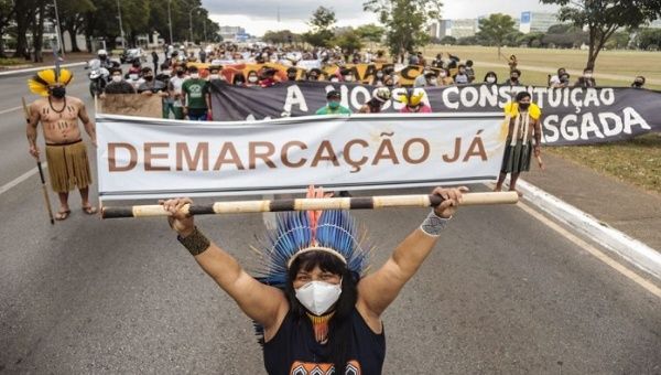 Un 13 por ciento de Brasil está demarcado como tierras indígenas. Están pendientes unos 800 lotes a la espera de que concluya el proceso de demarcación, y en muchas comunidades indígenas, ni siquiera se inició el proceso.