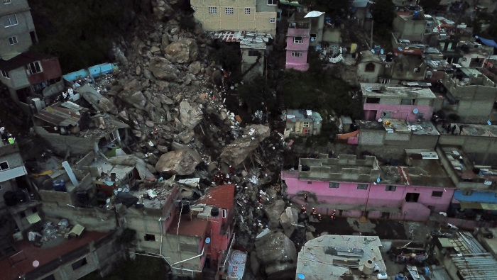 Más de 80 viviendas fueron desalojadas por la probabilidad de que se produzca otro derrumbe en el cerro.