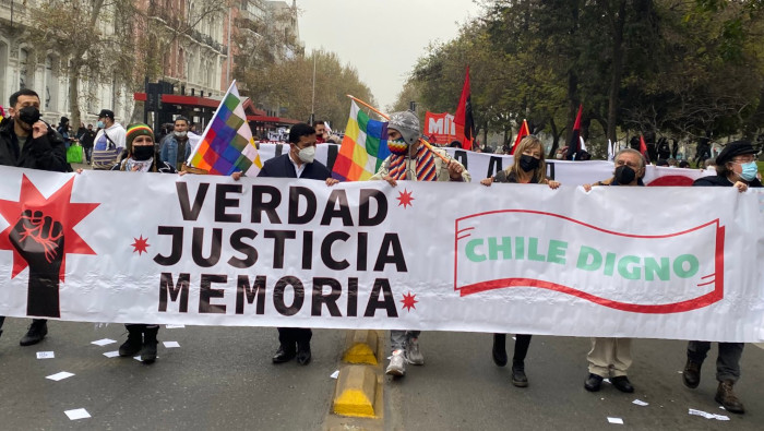 La multitudinaria marcha en Santiago fue reprimida por Carabineros a su paso frente al palacio de La Moneda. 