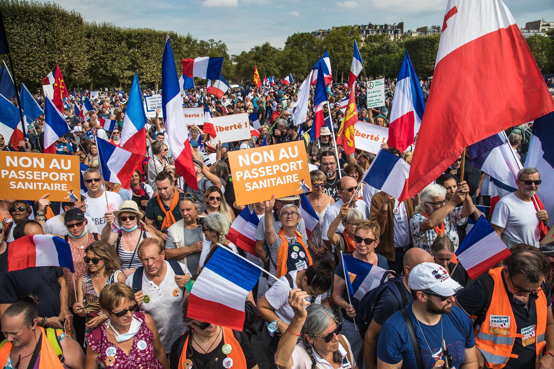 Miles de franceses, especialmente trabajadores de la salud, se oponen a vacunarse con carácter obligatorio.