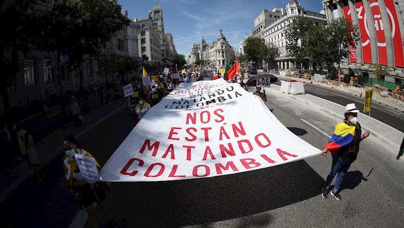 En la movilización se desplegó una amplia pancarta que señala “Nos están matando” y una larga bandera colombiana con el lema “Colombia por la paz y la unidad”. 