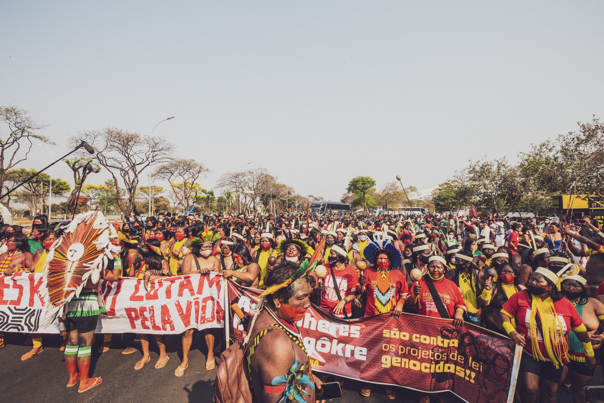 Miles de representantes de pueblos originarios han marchado a Brasilia para presionar y seguir el juicio de cerca.