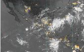 Los puntos amarillos en la imagen satelital reflejan zonas de ocurrencia de lluvias fuertes y tormentas eléctricas.