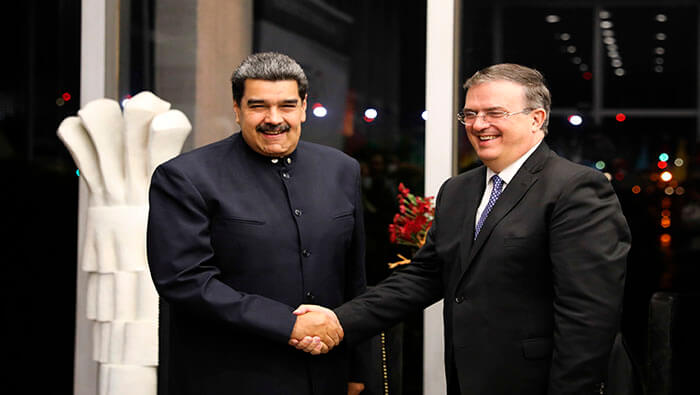 El presidente Nicolás Maduro fue recibido por el Tras ser recibido por el canciller mexicano Marcelo Ebrard.