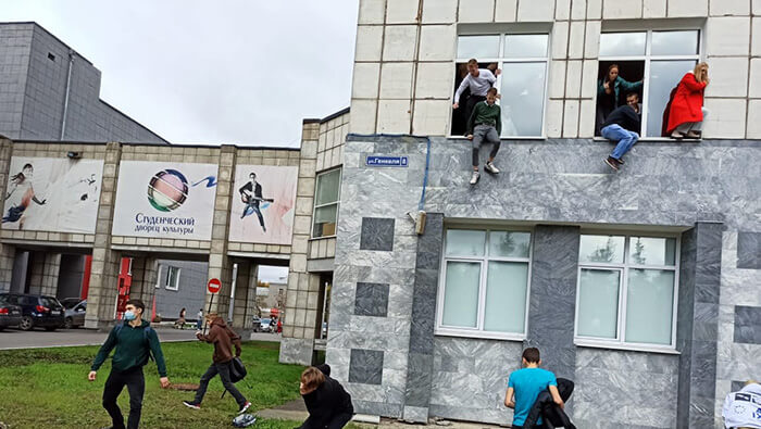 Estudiantes saltan para escapar del tirador en la universidad estatal de Perm.