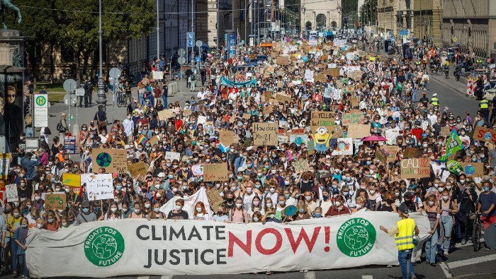Jóvenes de Alemania, Argentina, España y diversas partes del mundo reclaman este viernes una mayor acción de los Gobiernos para reducir el impacto del cambio climático.