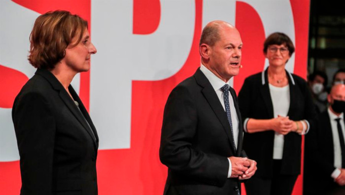 El ministro de Finanzas y candidato del SPD a la Cancillería, Olaf Scholz, se presente ante sus seguidores junto a su esposa Britta Ernst (a la izquierda y la colíder del SPD Saskia Esken.