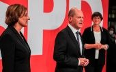 El ministro de Finanzas y candidato del SPD a la Cancillería, Olaf Scholz, se presente ante sus seguidores junto a su esposa Britta Ernst (a la izquierda y la colíder del SPD Saskia Esken.