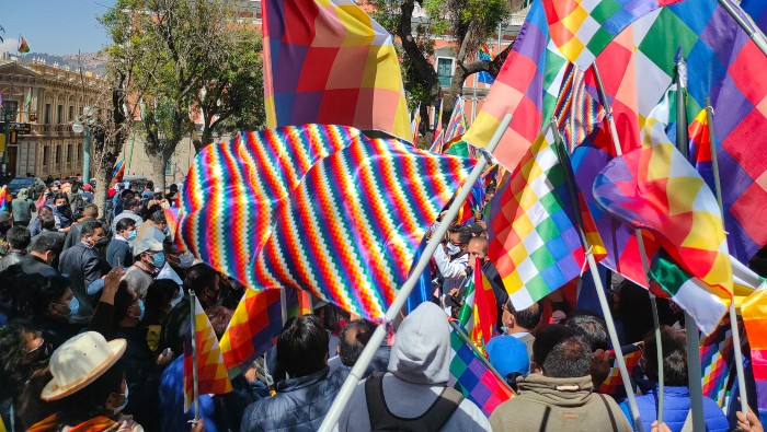 El presidente de Bolivia, Luis Arce, instó a respetar la wiphala y recordó que es un emblema nacional que representa la historia de la lucha de los pueblos originarios.