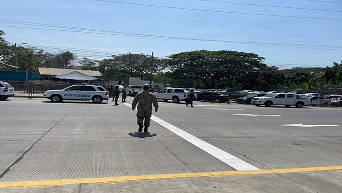 Durante los enfrentamientos y el despliegue de activos policiales, miembros de la Comisión de Tránsito del Ecuador (CTE) restringieron la circulación.