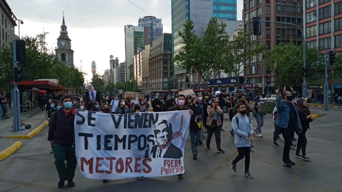Los manifestantes marcharon por las principales arterias de Santiago hasta la plaza Baquedano y el Palacio de la Moneda.