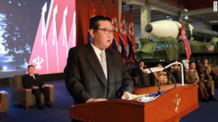 Kim también señaló que su objetivo de reforzar sus fuerzas armadas no va en contra de Corea del Sur y que no debería haber otra guerra entre los pueblos coreanos.
