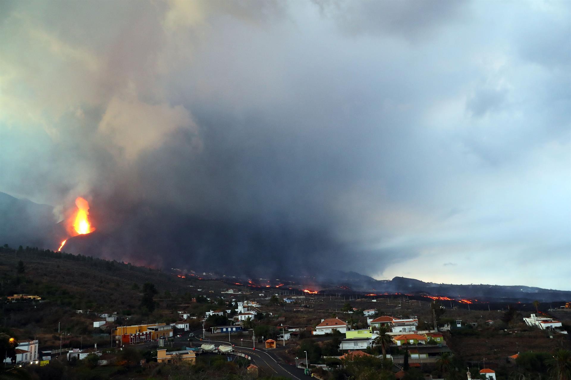 Autoridades indicaron que la lava volcánica ha arrasado 595 hectáreas de superficie en La Palma.