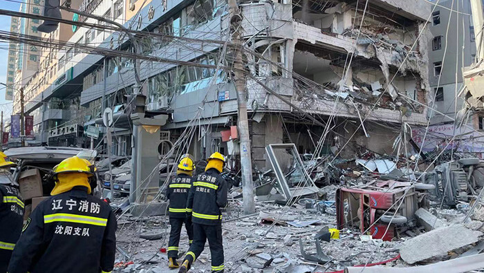 Bomberos chinos constatan los daños materiales que dejo la explosión en la ciudad de Shenyang.