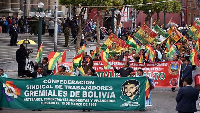 Organizaciones gremiales y de trabajadores se movilizan a favor del presidente Luis Arce.
